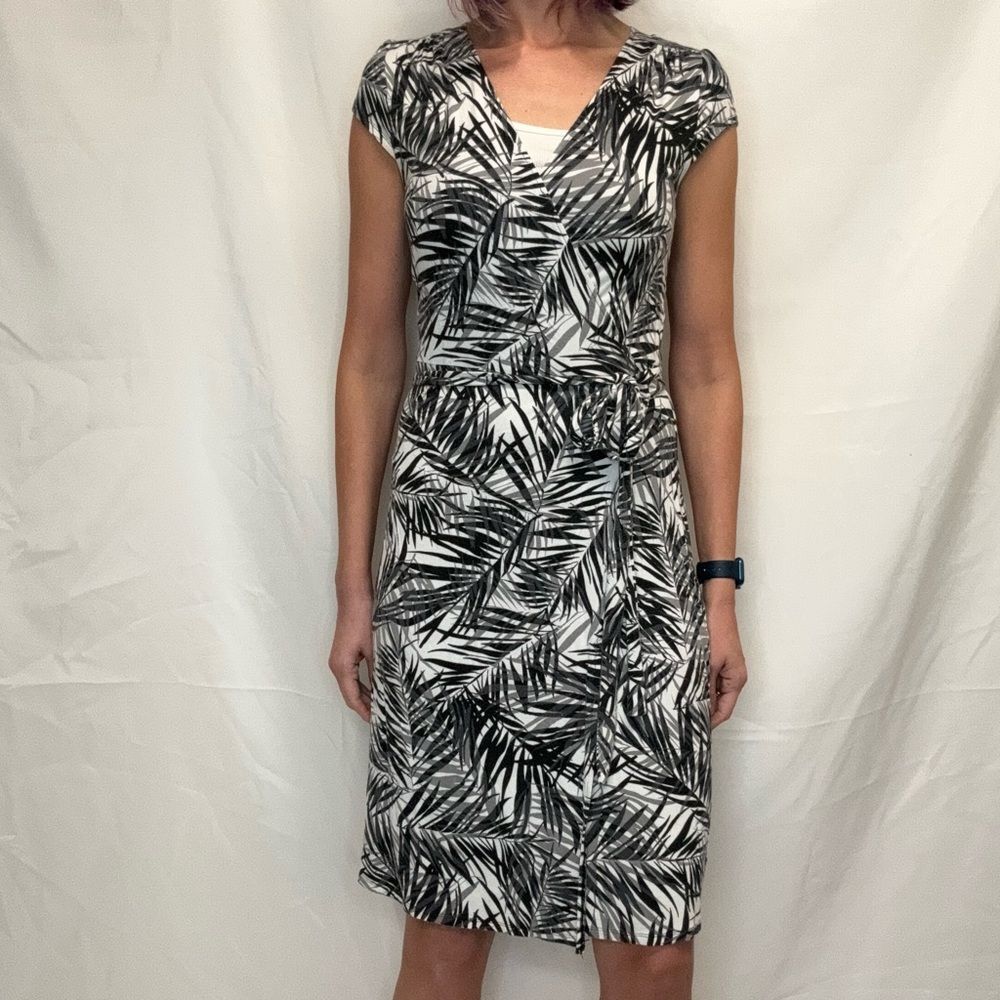 Old Navy Women’s Tall Wrap Dress Palm Print Gray White Small Tall